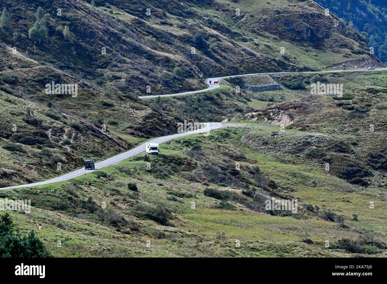 Largo camino sinuoso de Col du Soulor en las montañas de los pirineos que limitan con Francia y España Foto de stock