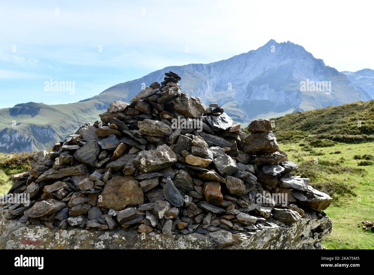 Apilamiento de rocas en el Col du Soulor en las montañas de los pirineos que limitan con Francia y España Foto de stock