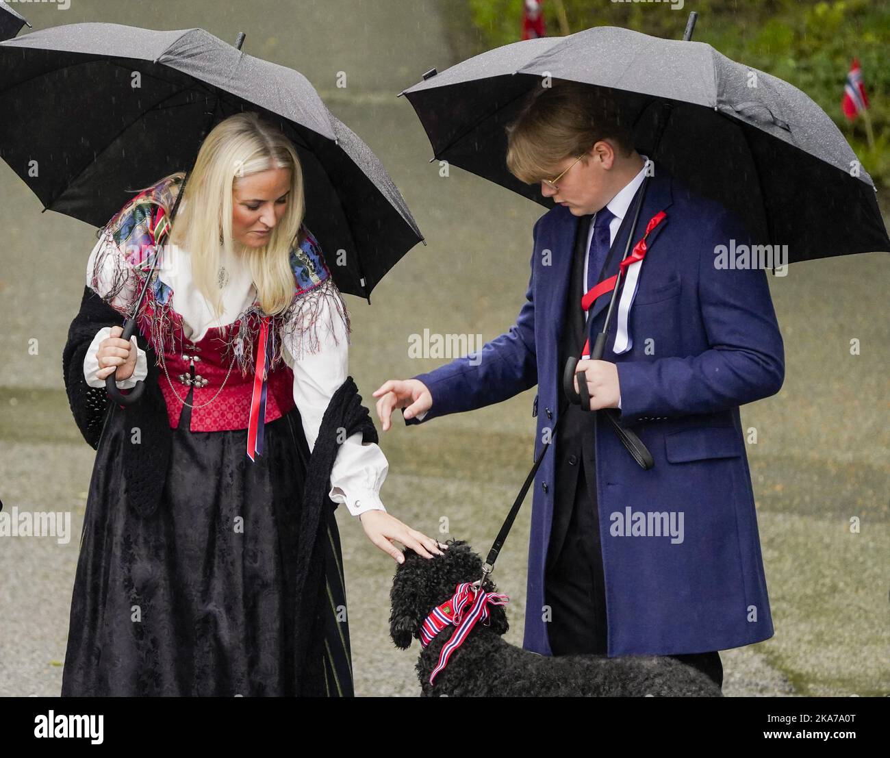 Asker 20210517. La Princesa Mette-Marit y el Príncipe Sverre Magnus durante la celebración del 17 de mayo en Skaugum en Asker. Debido a la pandemia de corona, este año es una celebración diferente del Día Nacional. Foto: Lise Ã…serud / PISCINA / NTB Foto de stock