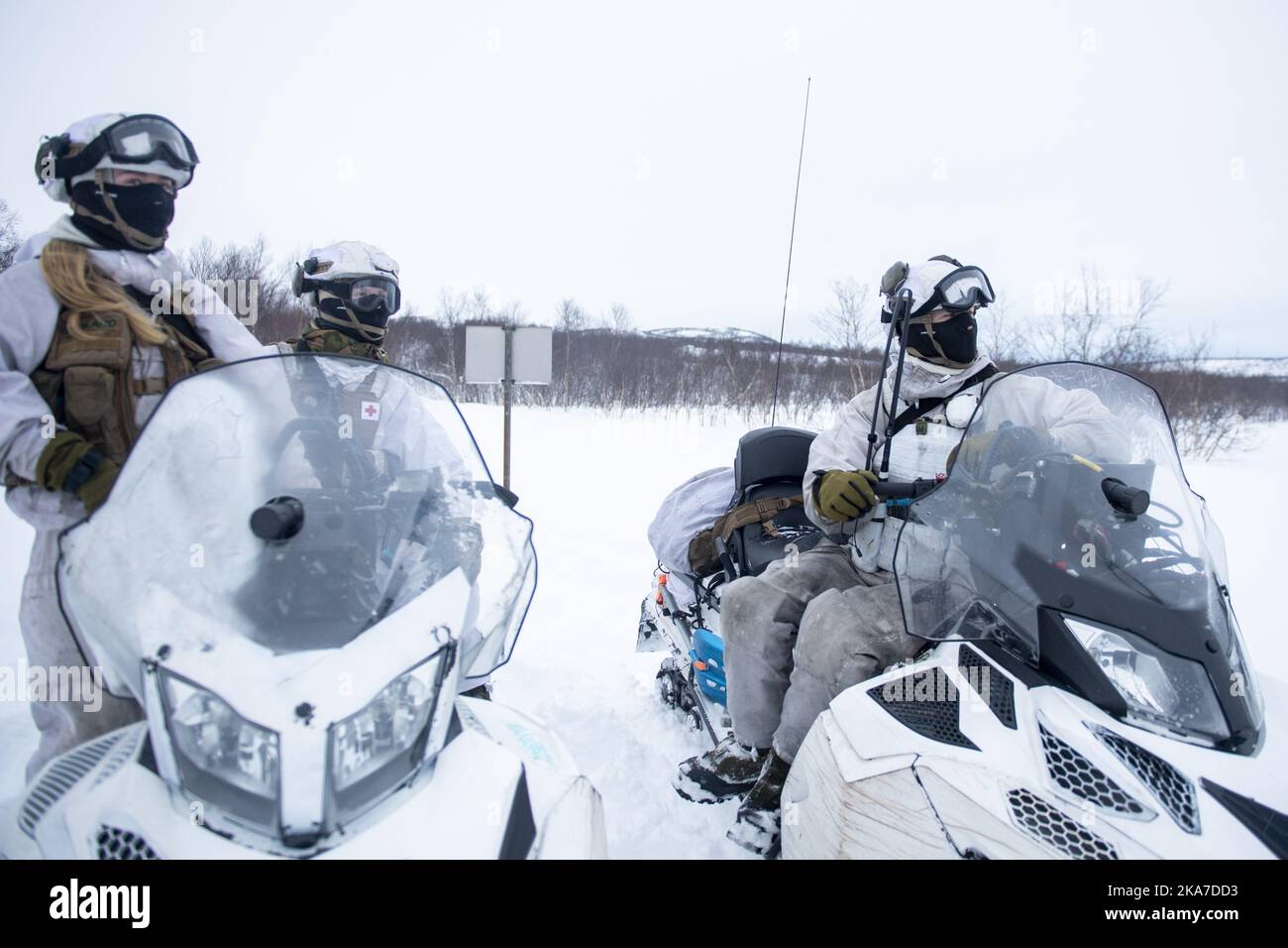 Kirkenes 20220224. Soldados noruegos patrullan la frontera con Rusia cerca de la torre OP de Korpfjell (puesto de observación). Desde la izquierda: Rebekka Bruland, Marcus Daatland Olsen y Teodor Ã…m (AAM). Foto: Annika Byrde / NTB Foto de stock