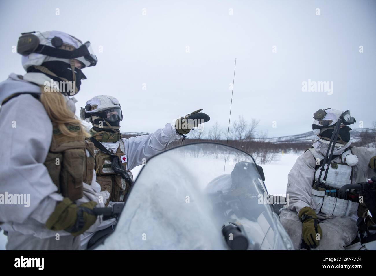 Kirkenes 20220224. Soldados noruegos patrullan en la frontera ruso-noruega cerca de la torre OP de Korpfjell (puesto de observación). Desde la izquierda: Rebekka Bruland, Marcus Daatland Olsen y Teodor Ã…m (AAM). Foto: Annika Byrde / NTB Foto de stock