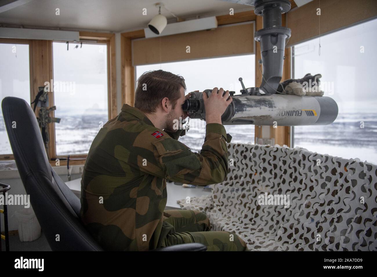 Kirkenes, Noruega, 20220224. El soldado noruego Vegard Aalbretsen mira hacia la frontera rusa desde la torre OP de Korpfjell (puesto de observación) en el norte de Noruega. Foto: Annika Byrde / NTB ///// Noruega ¡Fuera!//// Foto de stock