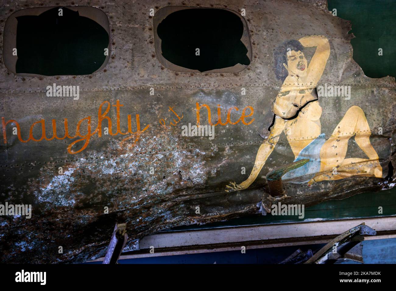 Panel de naufragio de bombardero B17 que muestra el arte de la nariz Naughty pero Niza con la dama pintada. Museo de la Guerra Kokopo, Kokopo Papúa Nueva Guinea Foto de stock