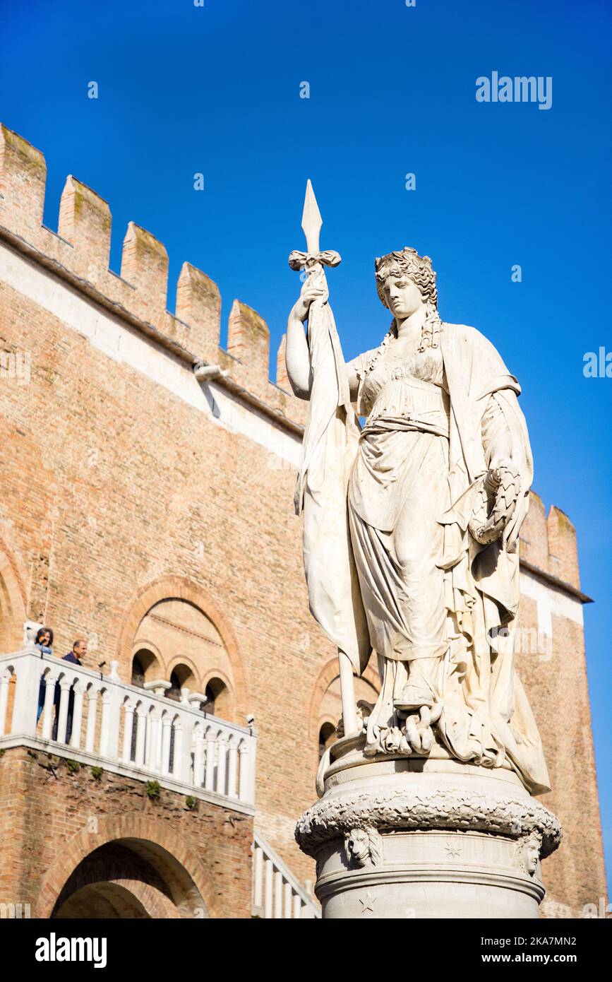 Treviso - monumento Statua Ai morti della Patria en Piazza Indipendenza e dietro il Palazzo dei Trecento al Centro storico di Treviso Foto de stock