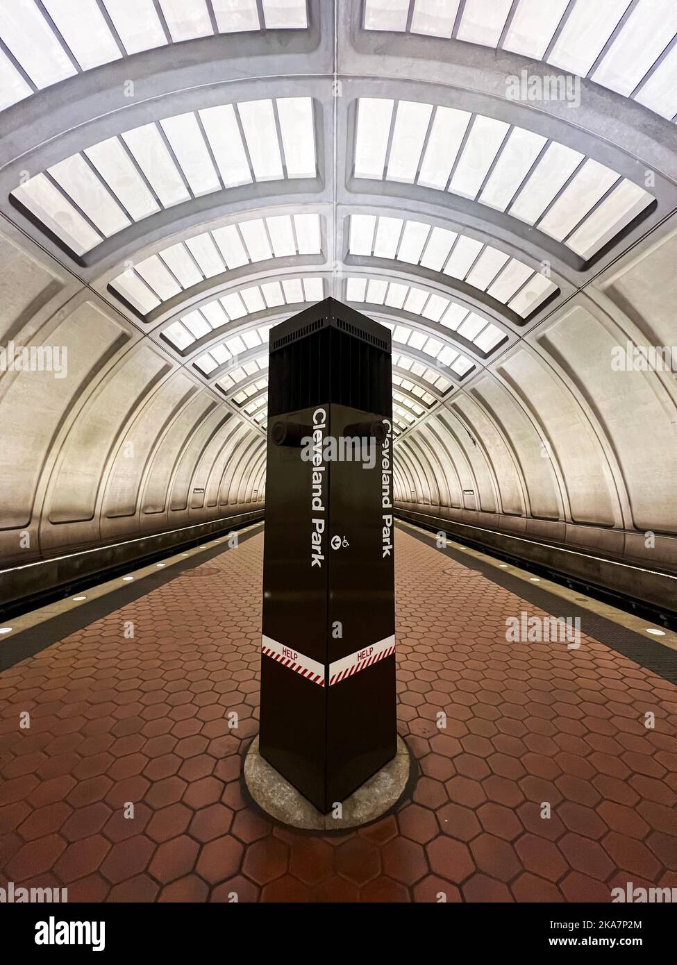 El túnel de la plataforma de la estación de metro de Cleveland Park, sin personas visibles, en Washington, DC. La estación forma parte del sistema WMATA. Foto de stock