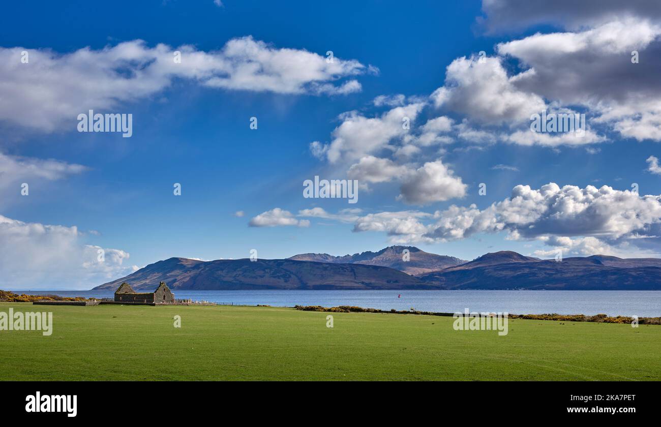 Mirando hacia el este a través del Kilbrannan Sound hasta el extremo norte de Arran. Skipness. Tarbert, Argyll y Bute Foto de stock