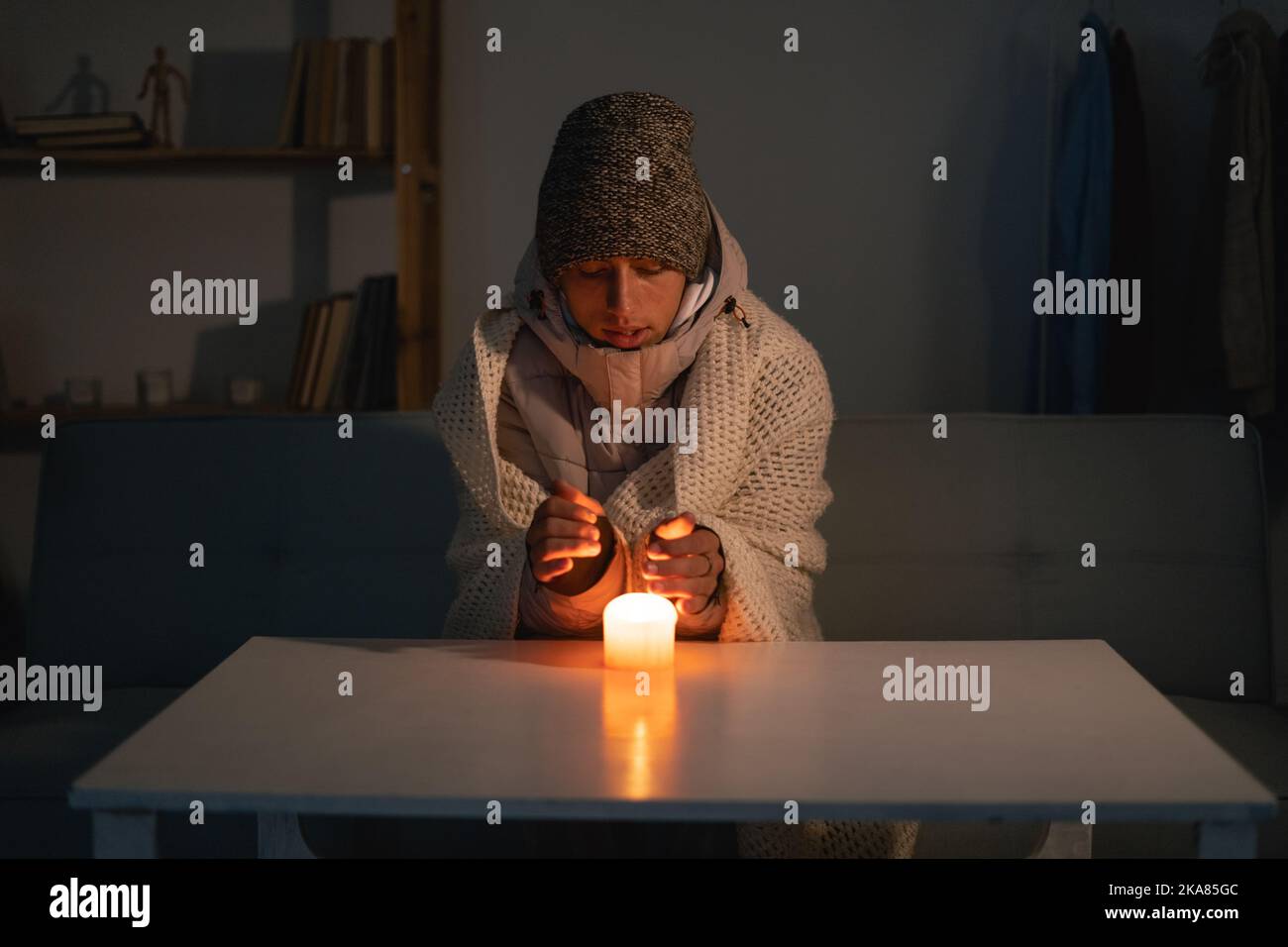 El hombre cansado no sufre calefacción ni electricidad durante una crisis energética en Europa que provoca apagones. Foto de stock