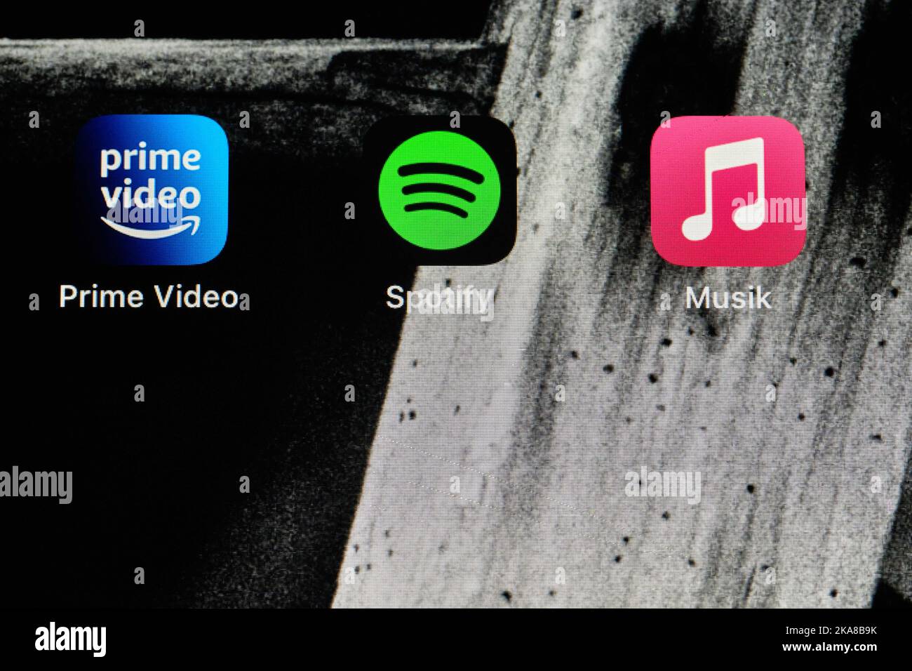 PRODUCCIÓN - 31 de octubre de 2022, Baja Sajonia, Brunswick: Las  aplicaciones de los proveedores de streaming Amazon Prime Video (l-r),  Spotify y Apple Music se muestran en la pantalla de un