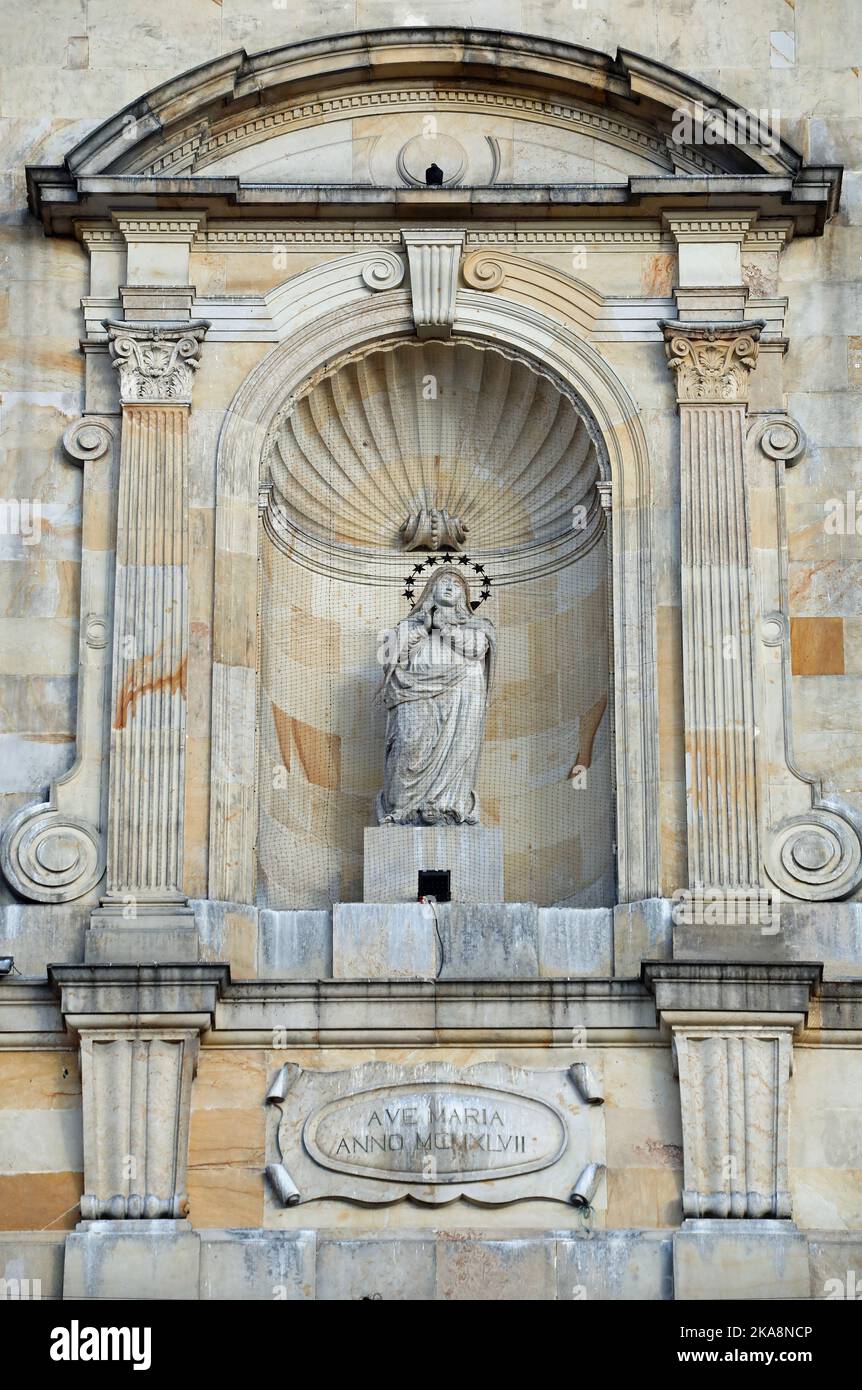 Estatua de Nuestra Señora en la fachada de la Catedral de Bogotá Foto de stock