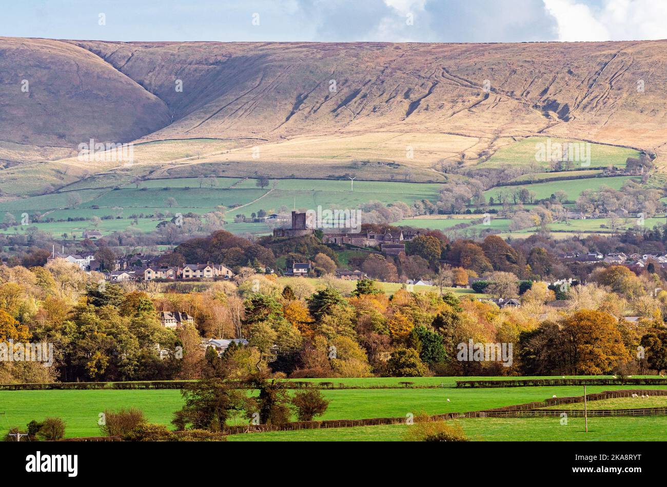Clitheroe, Lancashire, Reino Unido Colores de otoño en Clitheroe Castle Clitheroe, Lancashire, Reino Unido Crédito: John Eveson/Alamy Live News Foto de stock