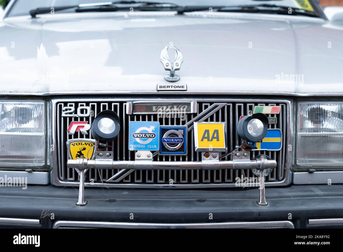 Una parrilla delantera clásica de los vehículos de motor Volvo Bertone con una barra de la insignia que muestra insignias retro metal de la membresía del club de los dueños AA y de Volvo. Foto de stock