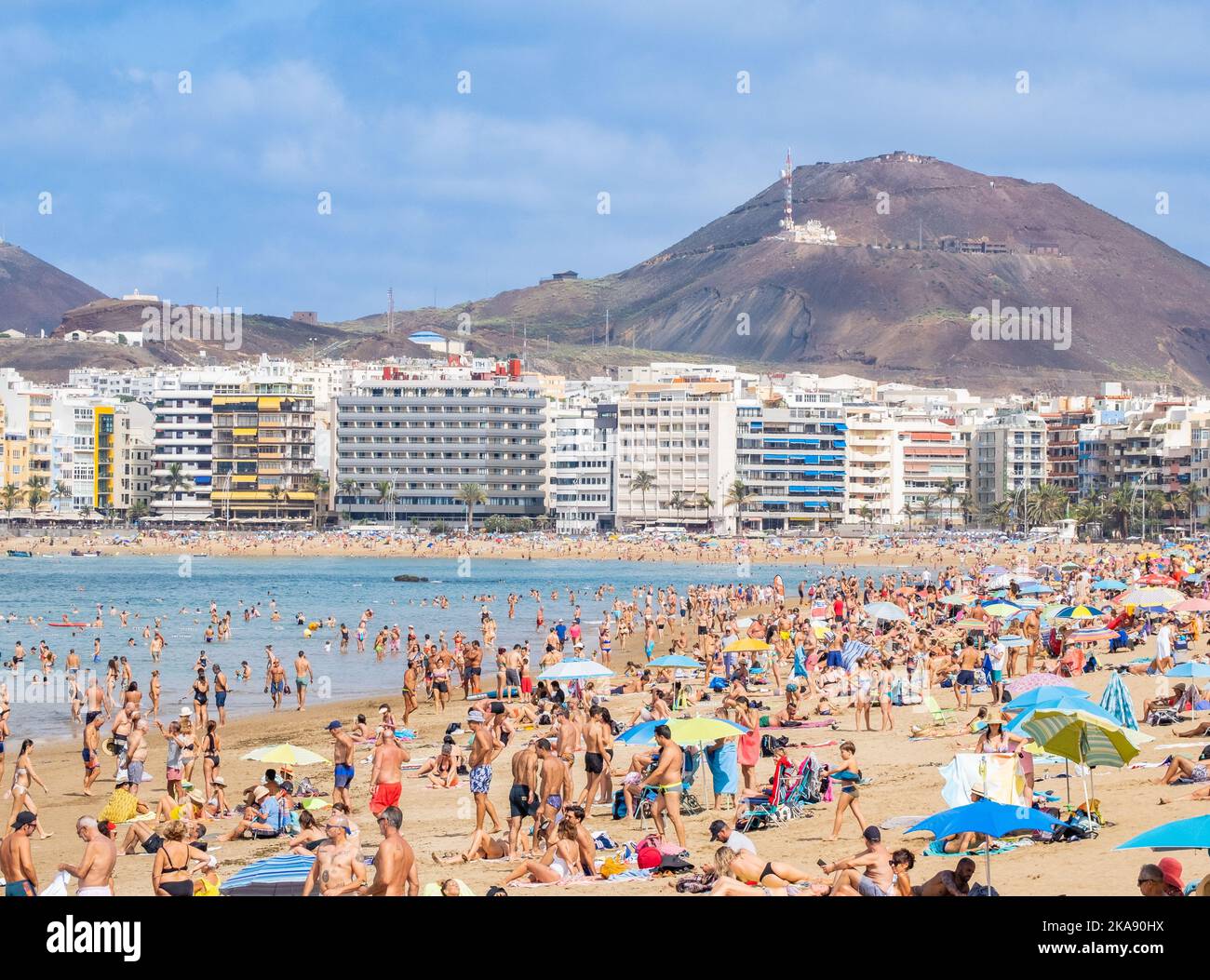 Las Palmas, Gran Canaria, Islas Canarias, España. 1st de noviembre de 2022.  Los turistas, muchos británicos, disfrutan de otro día de 30 grados  centígrados en la playa de la ciudad de Las