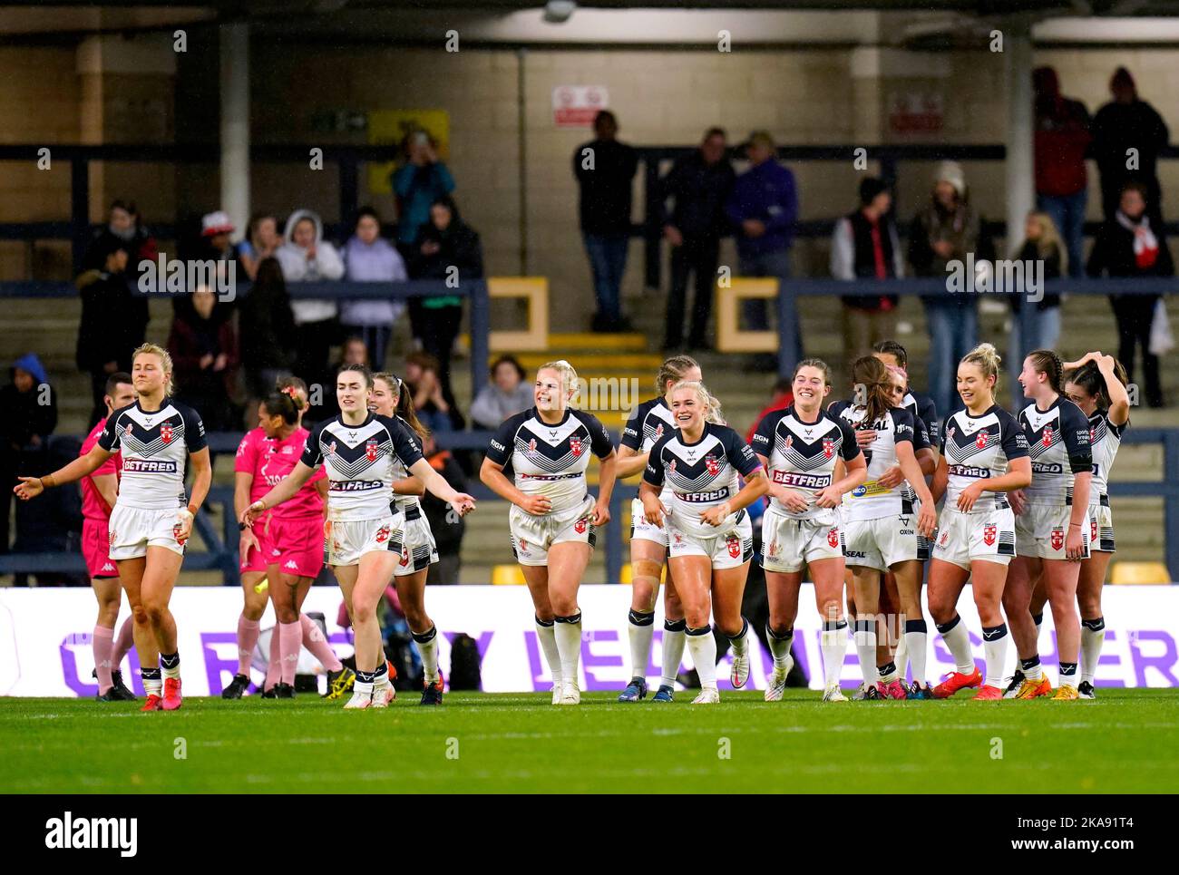 Los jugadores de Inglaterra celebran al final del grupo de la Copa