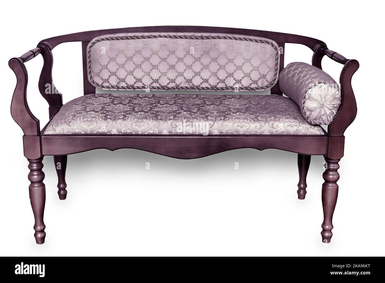 Un bonito sofá de madera de estilo vintage con detalles curvos y un asiento suave cubierto de satén con un estampado sobre fondo blanco. Estilo vintage en t Foto de stock