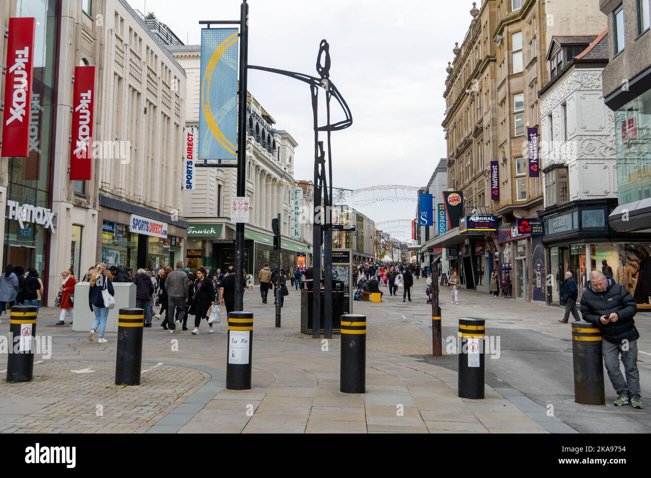 Una vista de Northumberland Street en la ciudad de Newcastle upon Tyne, Reino Unido, con gente de compras. Foto de stock