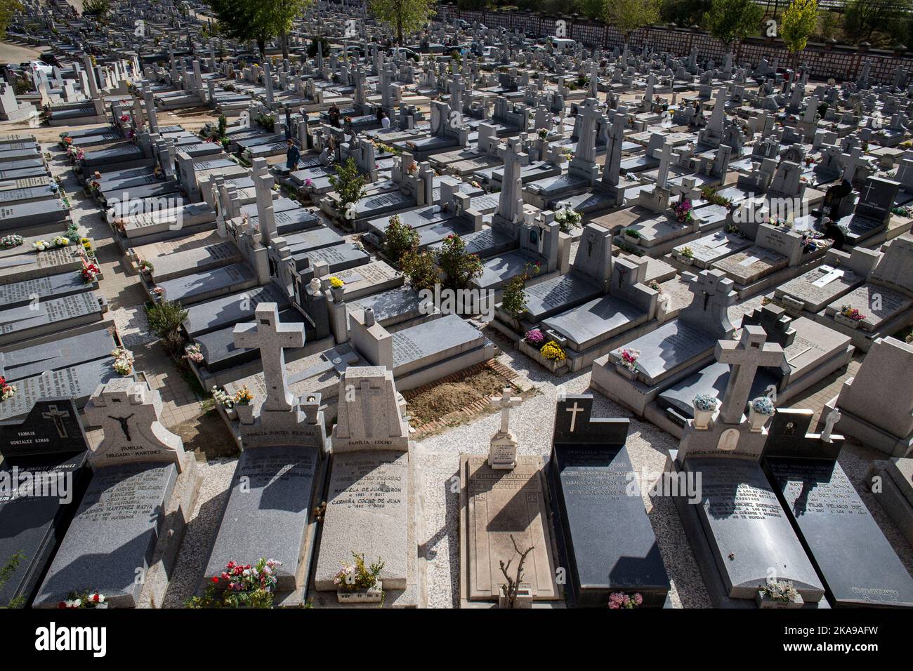 La gente adorna las tumbas de los familiares en el cementerio de la