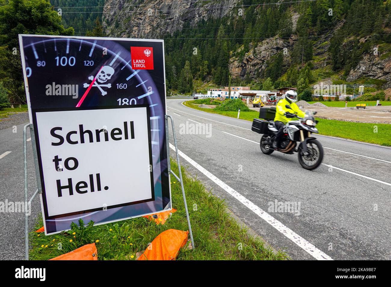 Schnell al infierno, señal de tráfico de velocidad otoño en el valle de Oetztal Austria, Tirol, Alpes, Foto de stock