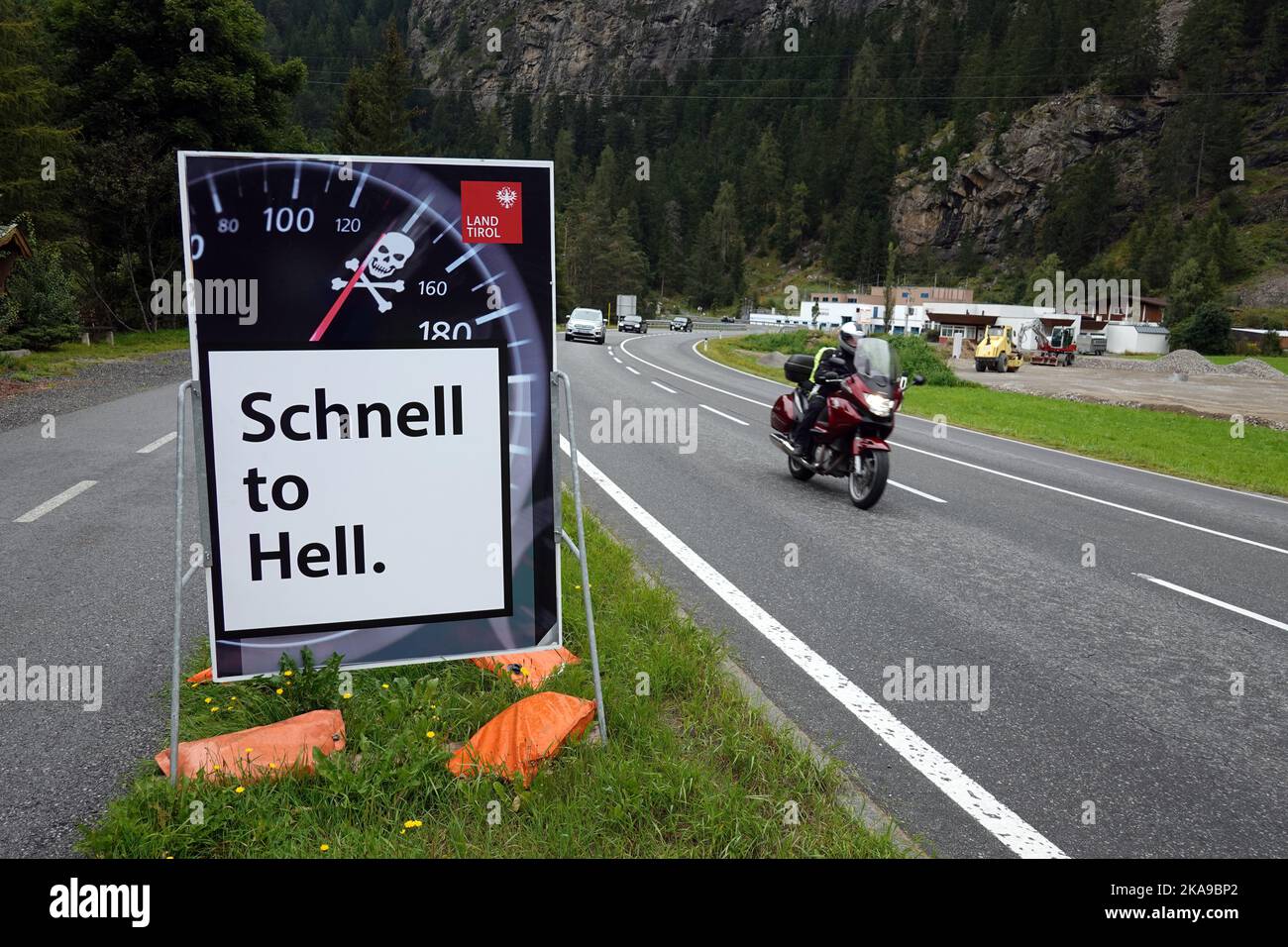 Schnell al infierno, señal de tráfico de velocidad otoño en el valle de Oetztal Austria, Tirol, Alpes, Foto de stock