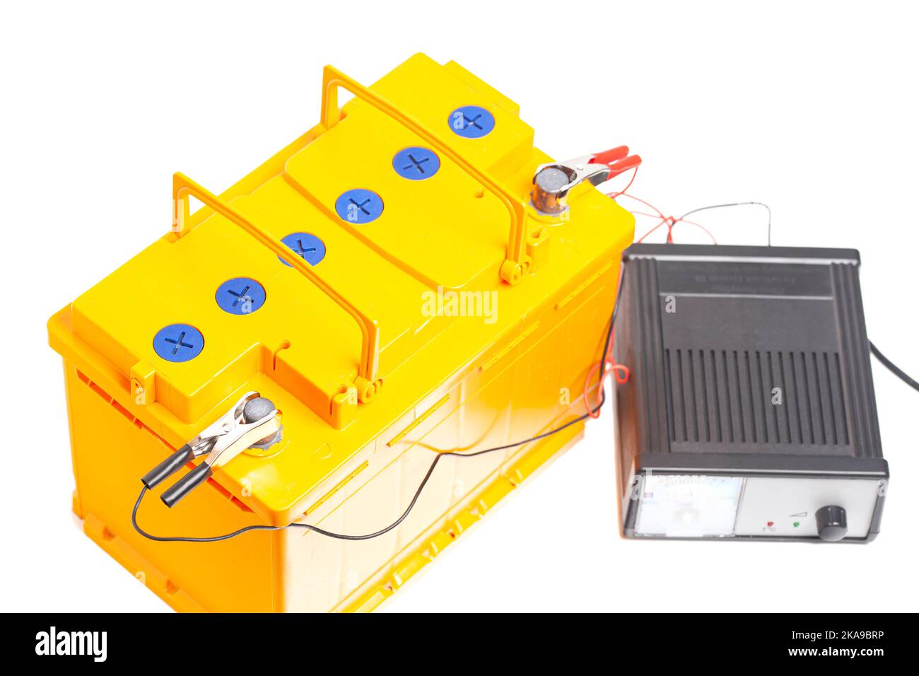 Cargador de batería de coche amarillo booster aislado sobre fondo blanco  Fotografía de stock - Alamy