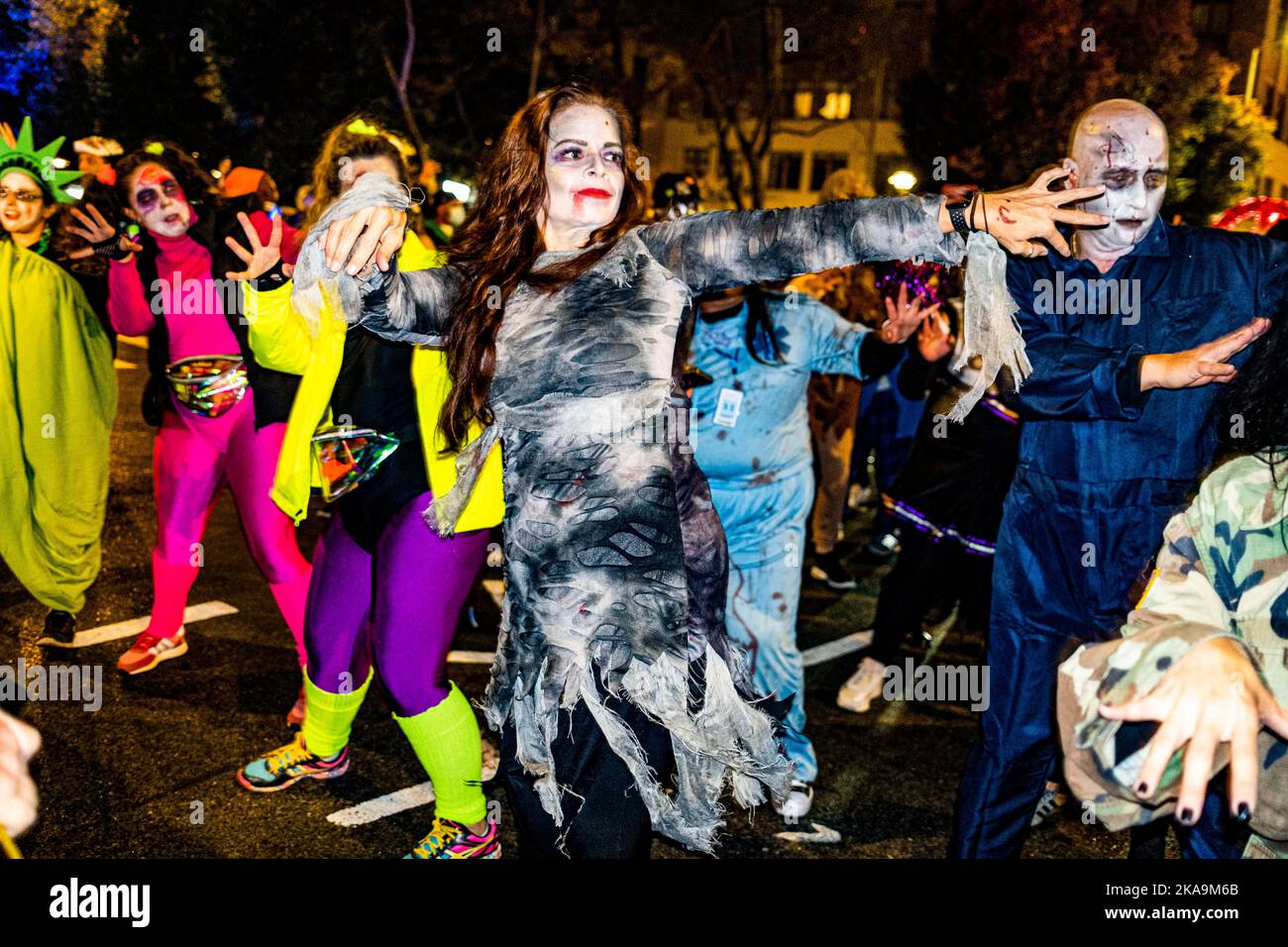 Nueva York, Nueva York, EE.UU. 31st de Oct de 2022. Fue un Thriller en el 49th desfile anual de Halloween Village en Greenwich Village. Trajes de todo tipo y género llenaron el aire hasta Sixth Ave mientras miles marchaban y miles miraban desde el banquillo. Carrozas, bailarines, bandas y gente justa celebraron un Halloween en Nueva York. (Imagen de crédito: © Milo Hess/ZUMA Press Wire) Foto de stock