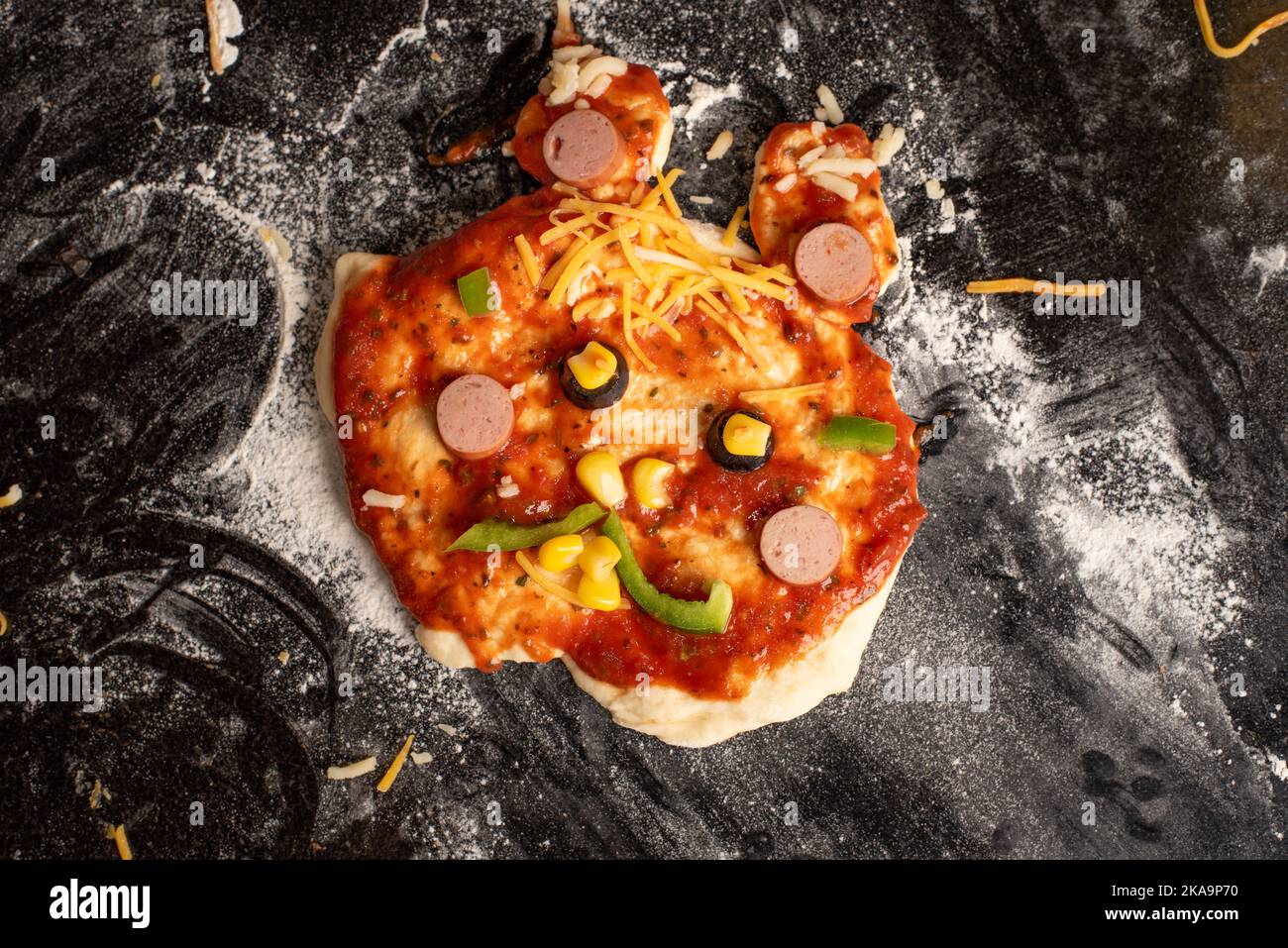 La actividad de hacer pizza con los niños ayuda a mejorar las habilidades motoras Foto de stock