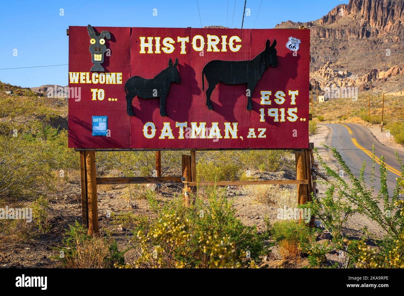 Señal de entrada en el pueblo de Oatman en la histórica Ruta 66 en Arizona Foto de stock