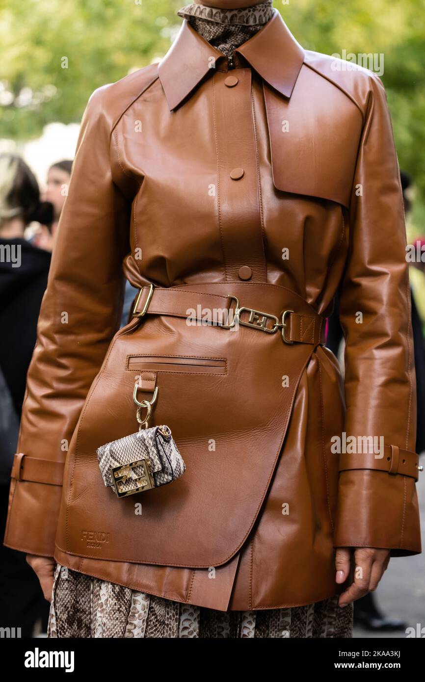 Milán, Italia - Septiembre, 2022: Mujer con estampado de serpiente bolsa patrón, seda plisado vestido midi, camello brillante cuero con cinturón, chaqueta asimétrica de Fotografía de stock - Alamy