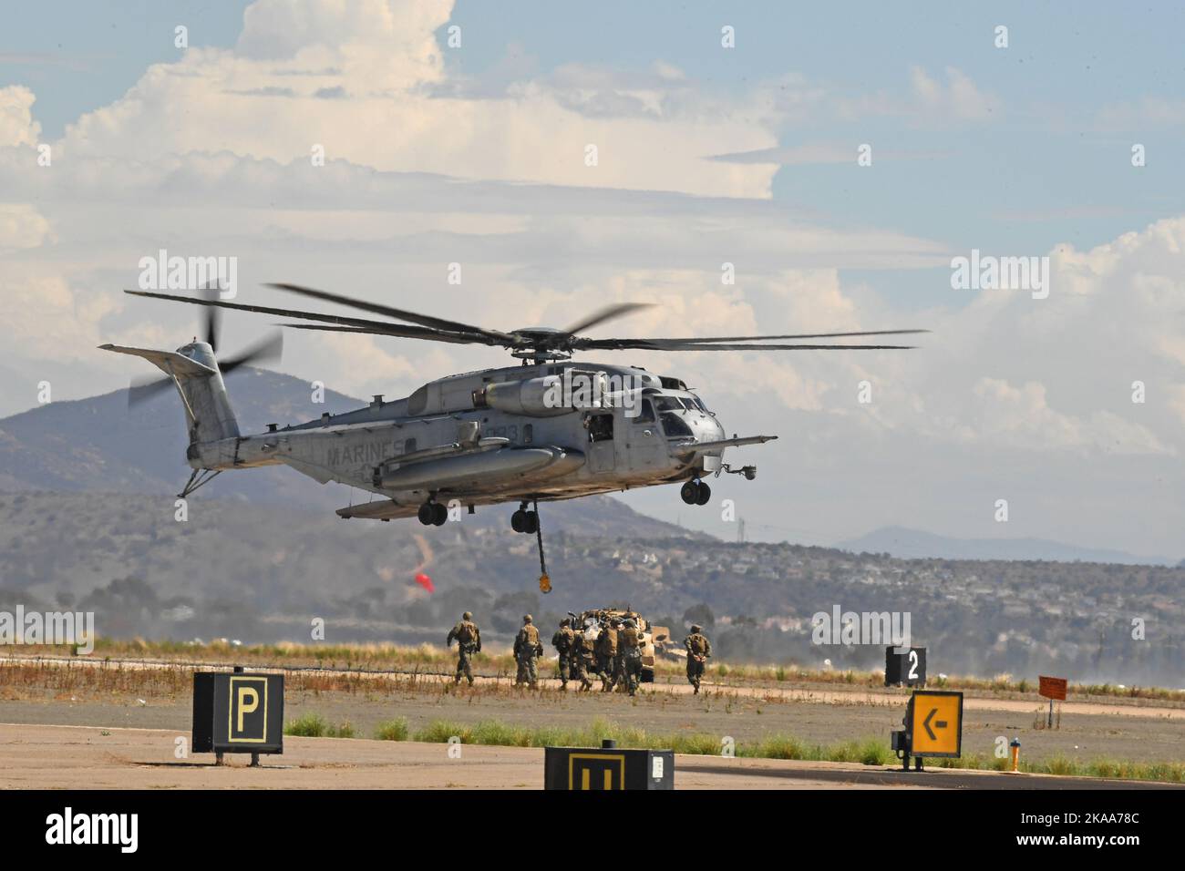 El helicóptero USMC CH-53E Super Stallion deja un vehículo a bordo del MCAS Miramar en San Diego, California Foto de stock