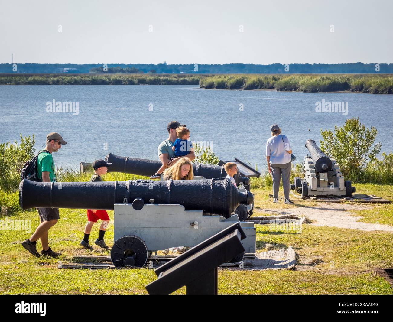 Monumento Nacional de Fort Frederica en St Simons Island en Georgia, la gente, los turistas, el turista, la atracción, antiguo, historia, histórico, parque, fuerte, arqueol Foto de stock