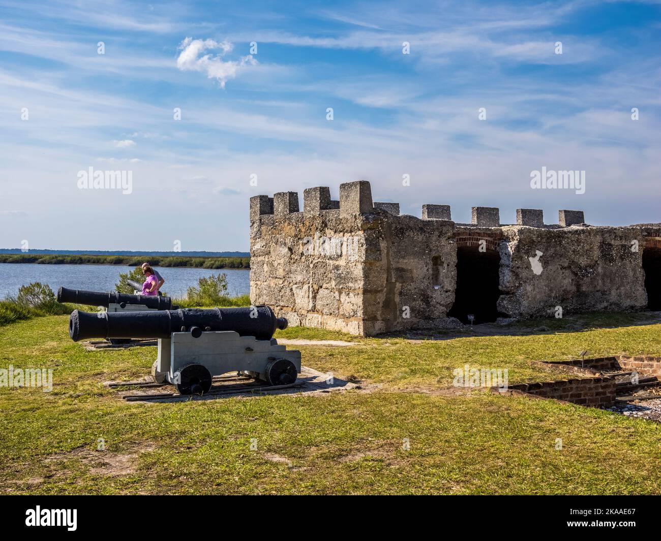 Monumento Nacional de Fort Frederica en St Simons Island en Georgia, la gente, los turistas, el turista, la atracción, antiguo, historia, histórico, parque, fuerte, arqueol Foto de stock