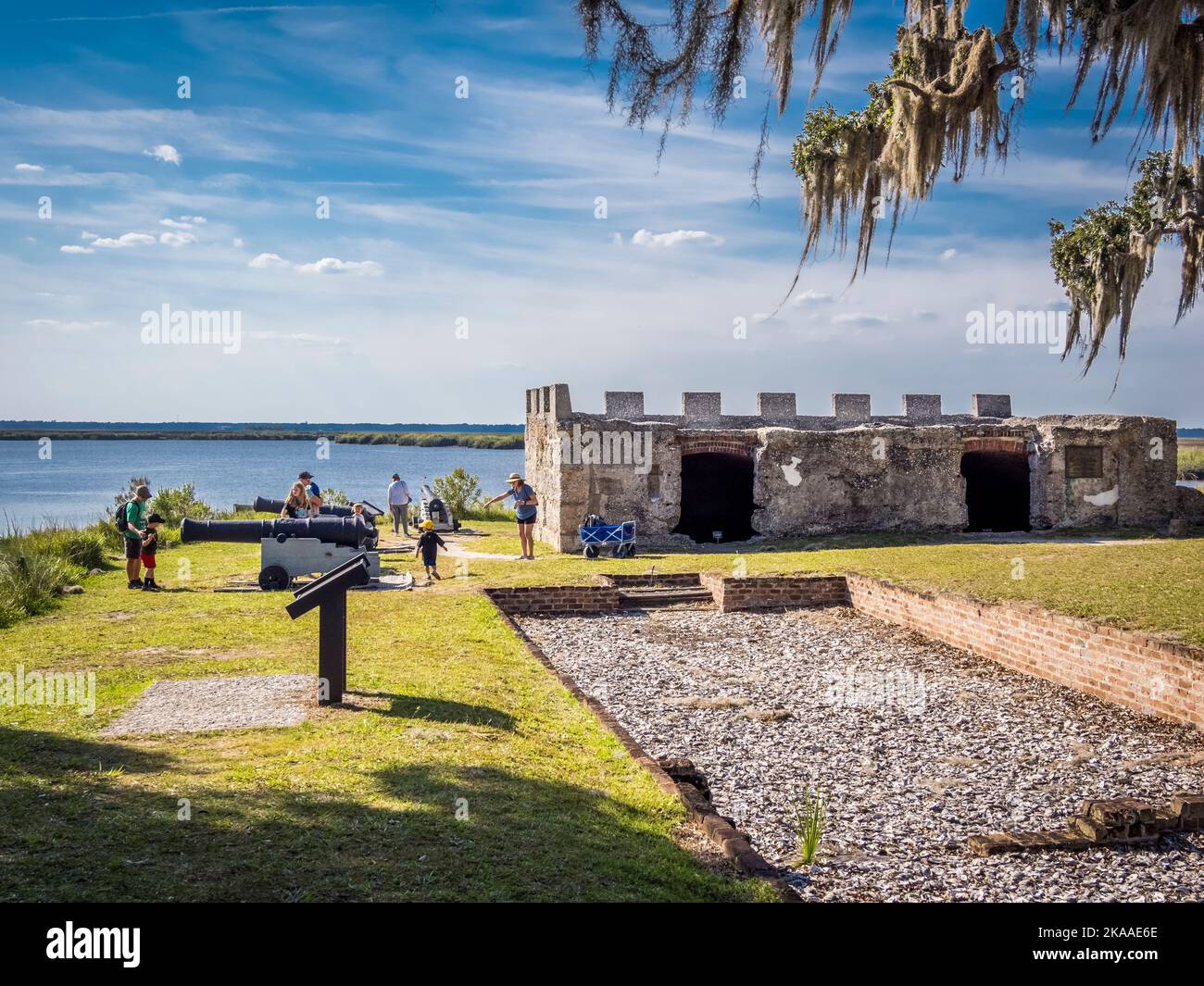 Monumento Nacional de Fort Frederica en St Simons Island en Georgia, la gente, los turistas, el turista, la atracción, antiguo, historia, histórico, parque, fuerte, arqueol Foto de stock