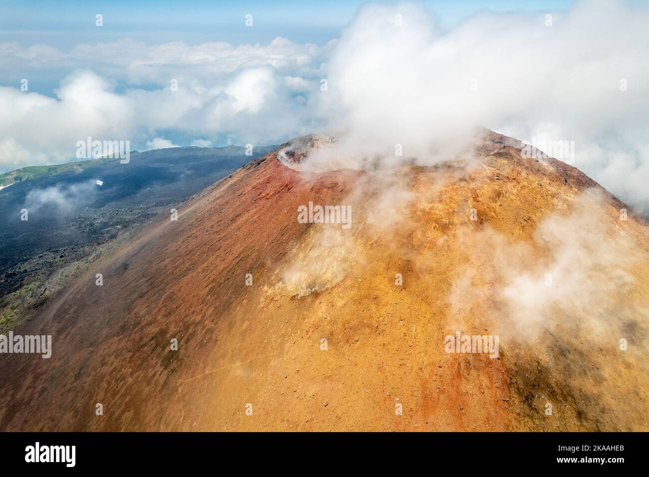 Vista aérea del cráter del volcán Tyatya, Isla Kunashir, Islas Kuriles, Rusia Foto de stock