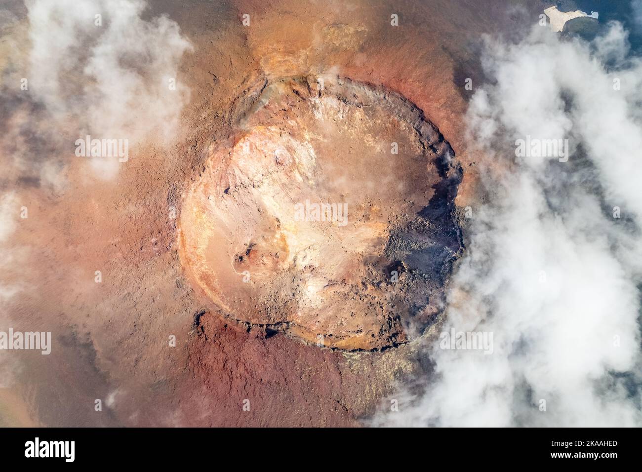 Vista aérea del cráter del volcán Tyatya, Isla Kunashir, Islas Kuriles, Rusia Foto de stock