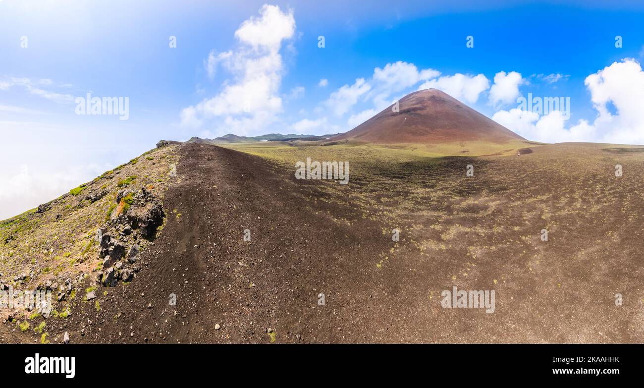 El volcán Tyatya Caldera vista panorámica con el cono principal al fondo, la isla Kunashir, las islas Kuril, Rusia Foto de stock