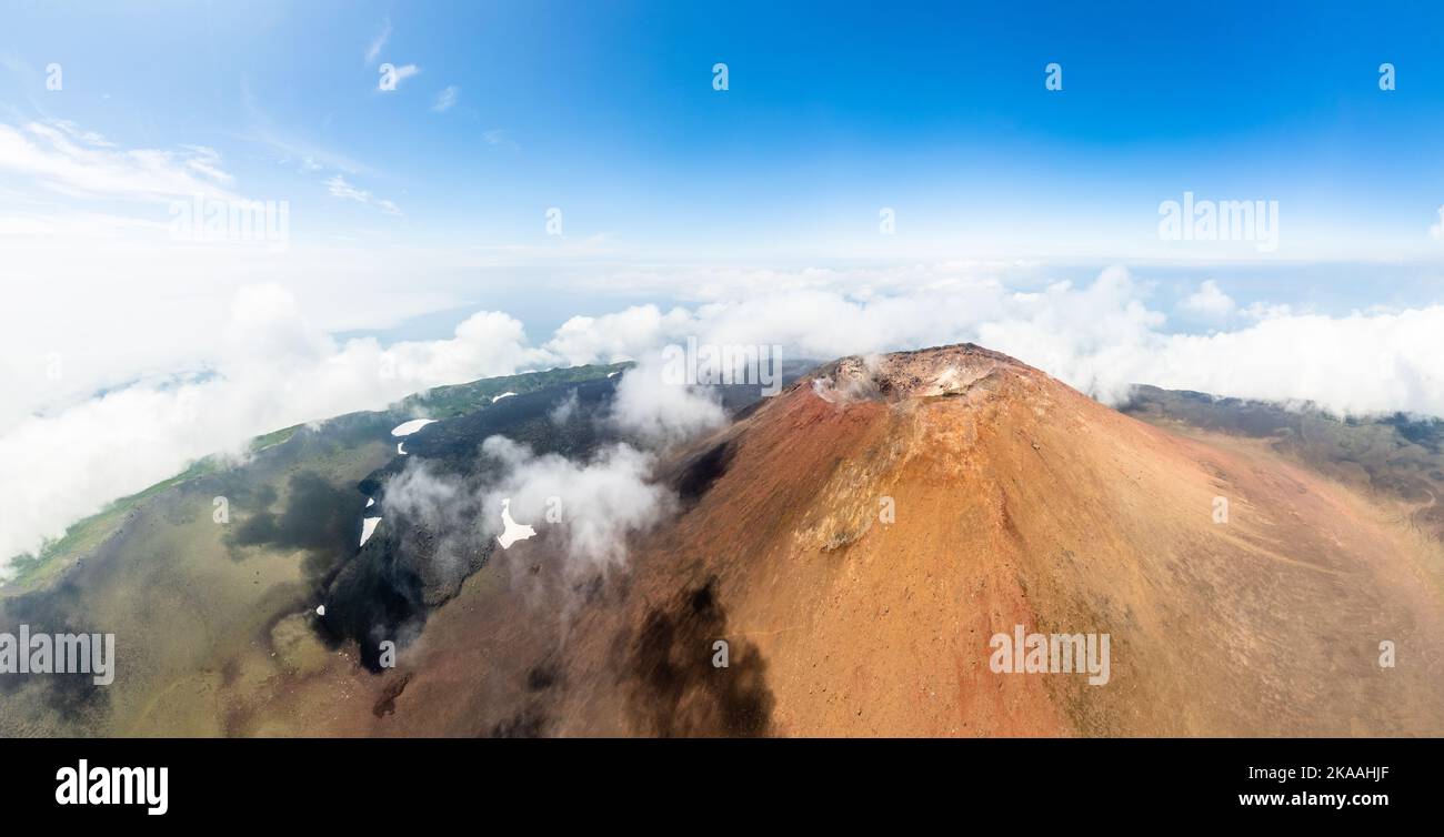 Vista panorámica aérea del cráter del volcán Tyatya, Isla Kunashir, Islas Kuriles, Rusia Foto de stock