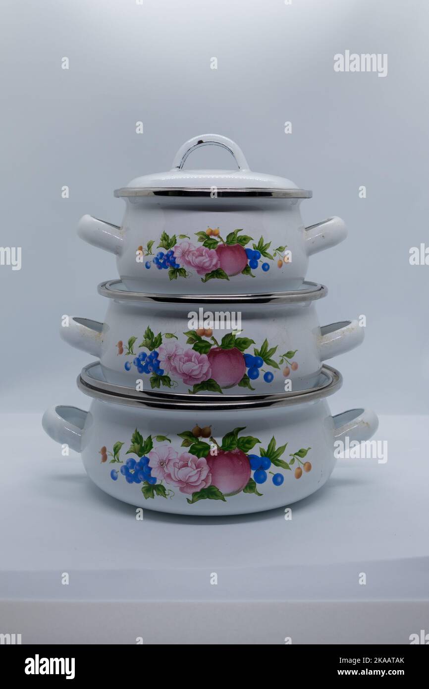 Cuencos asiáticos clásicos con imágenes de flores sobre fondo blanco Foto de stock