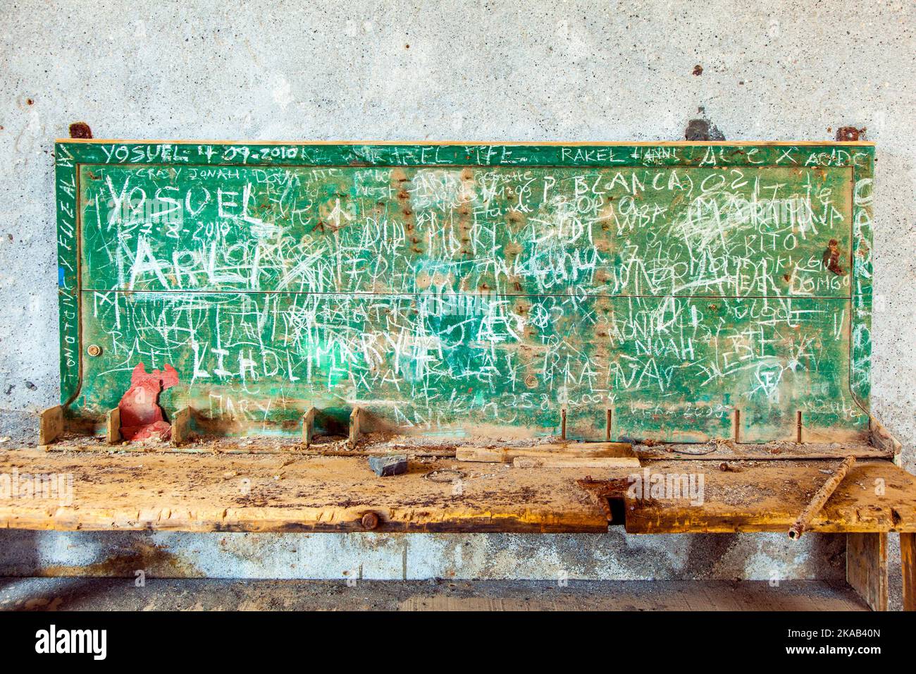 antiguo tablero de tiza en la fábrica abandonada Fotografía de stock - Alamy