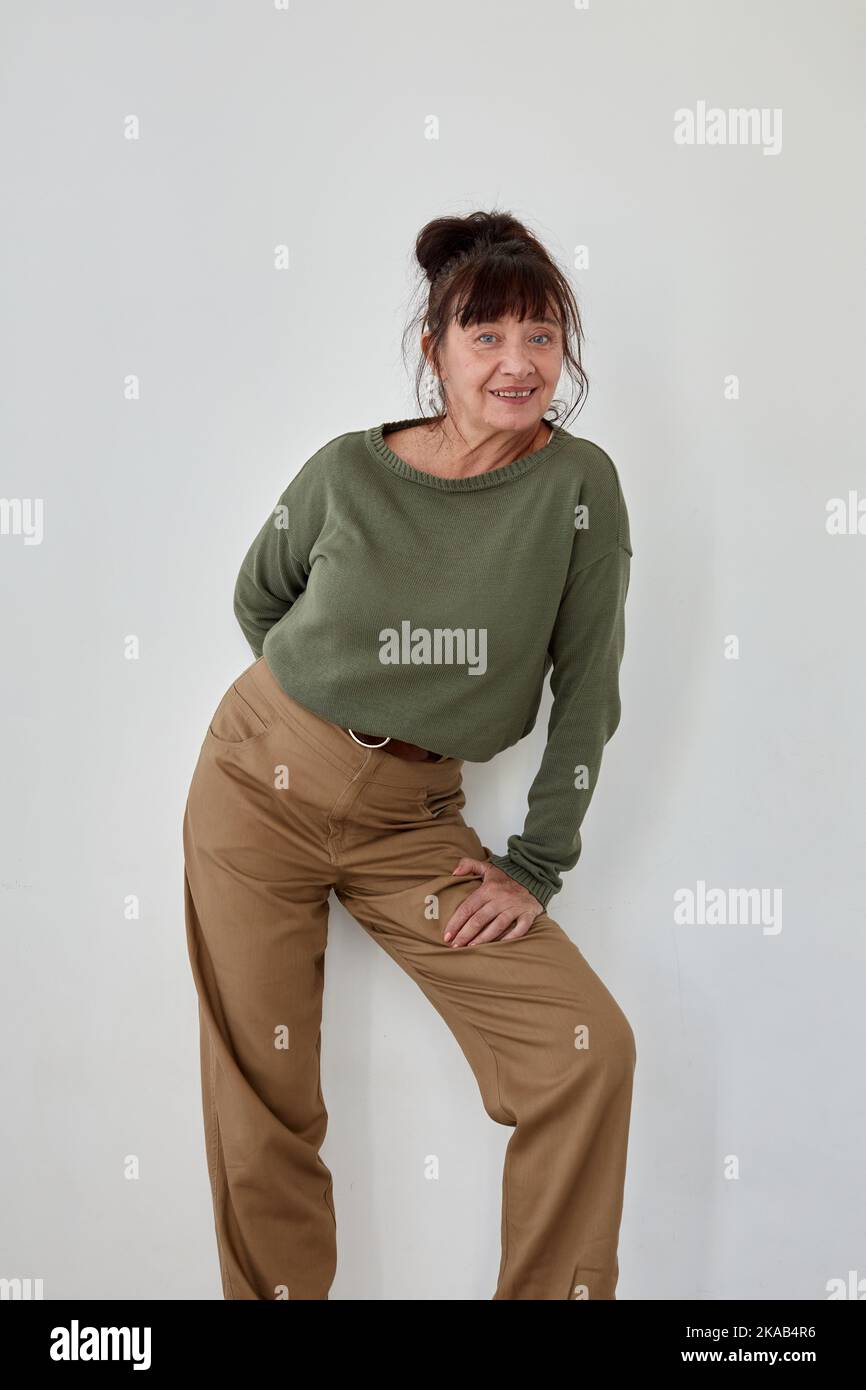 Mujer de mediana edad encantada con ropa de moda Foto de stock