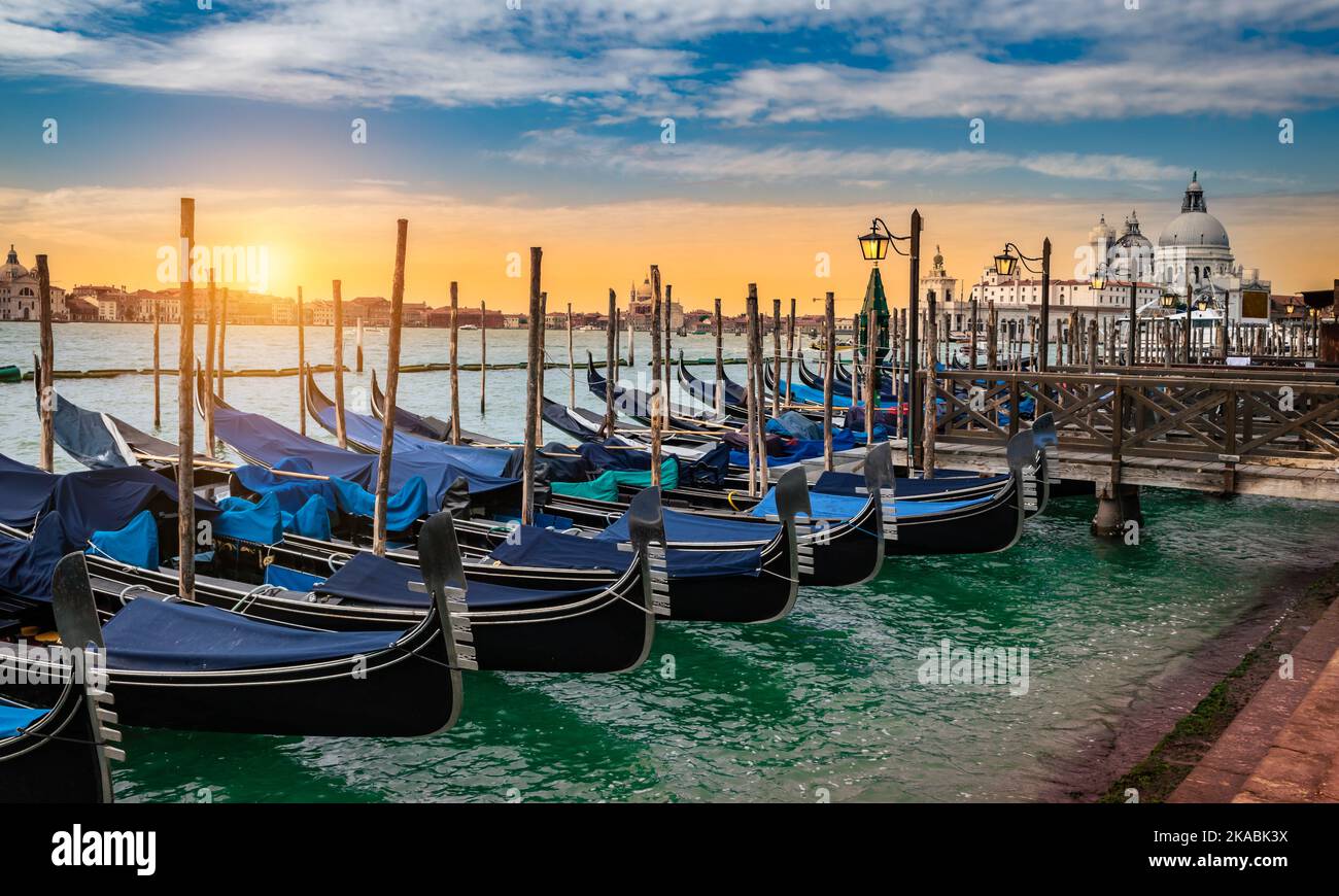 Góndolas en Venecia Italia al atardecer. Foto de stock