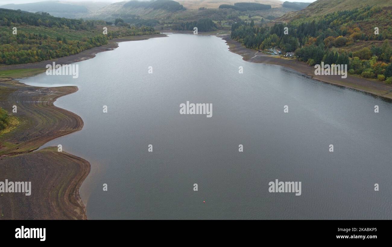 Fotos aéreas de aviones no tripulados que muestran el remanente de Pontsticill medio vacío en Powys Wales después de condiciones de sequía durante el verano. Octubre 2022 Foto de stock