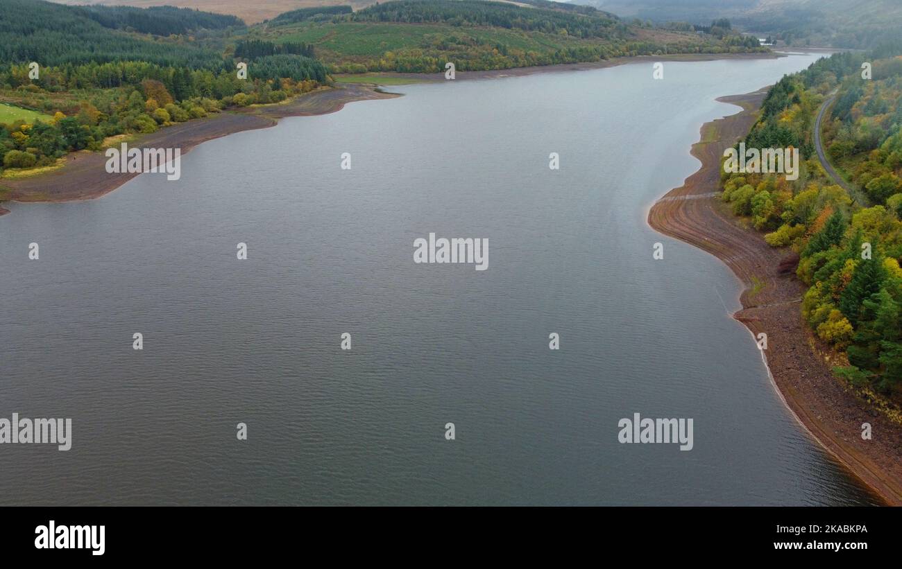 Fotos aéreas de aviones no tripulados que muestran el remanente de Pontsticill medio vacío en Powys Wales después de condiciones de sequía durante el verano. Octubre 2022 Foto de stock