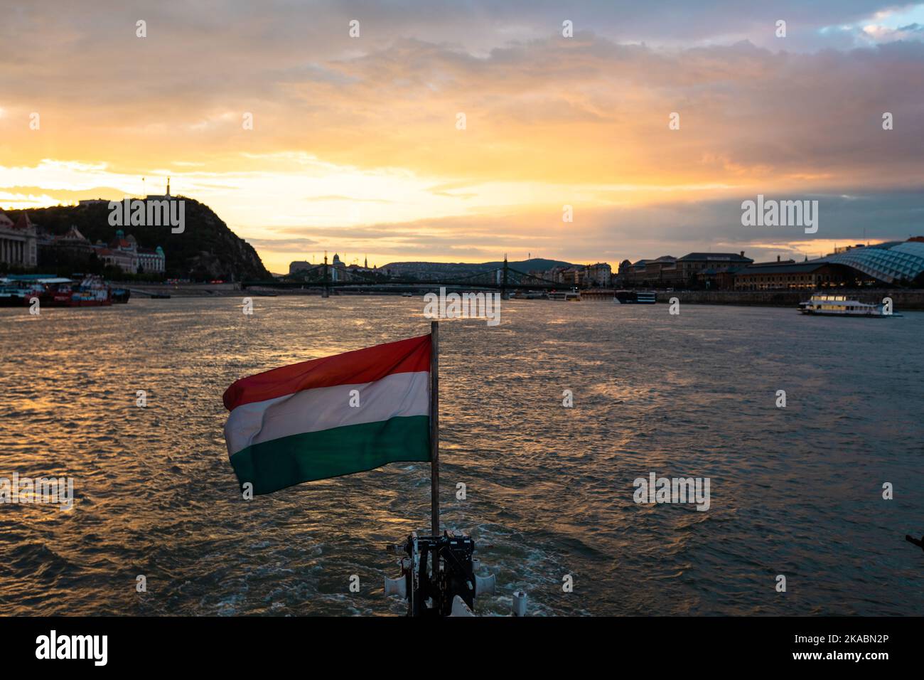 Vista panorámica de Budapest desde el río al atardecer Foto de stock