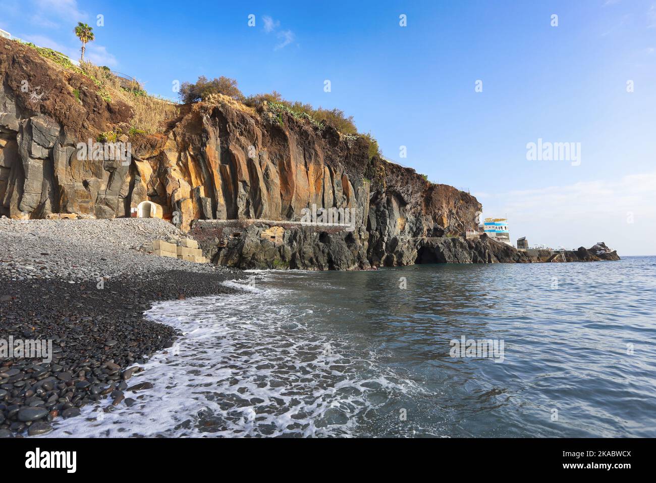 Playa de Praia Formosa en el sur de Madeira con roca negra, Portugal Foto de stock