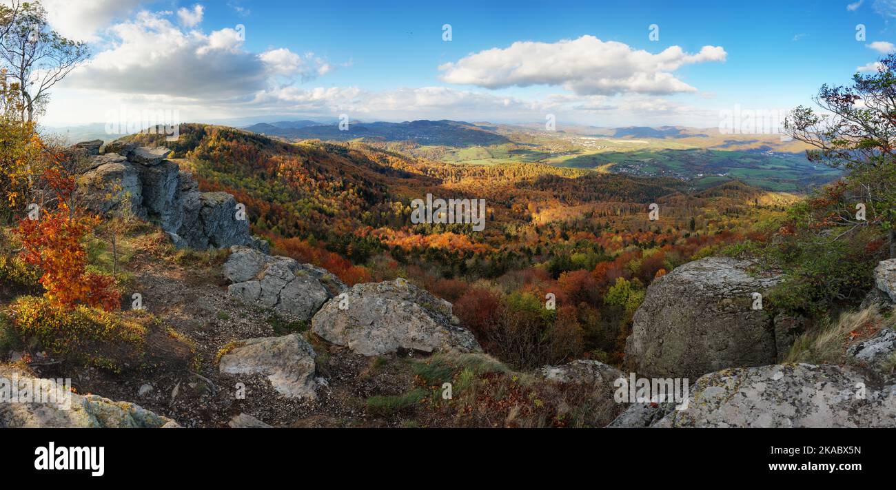 Otoño panorama con el bosque desde el pico Sitno, Banska Stiavnica. Foto de stock