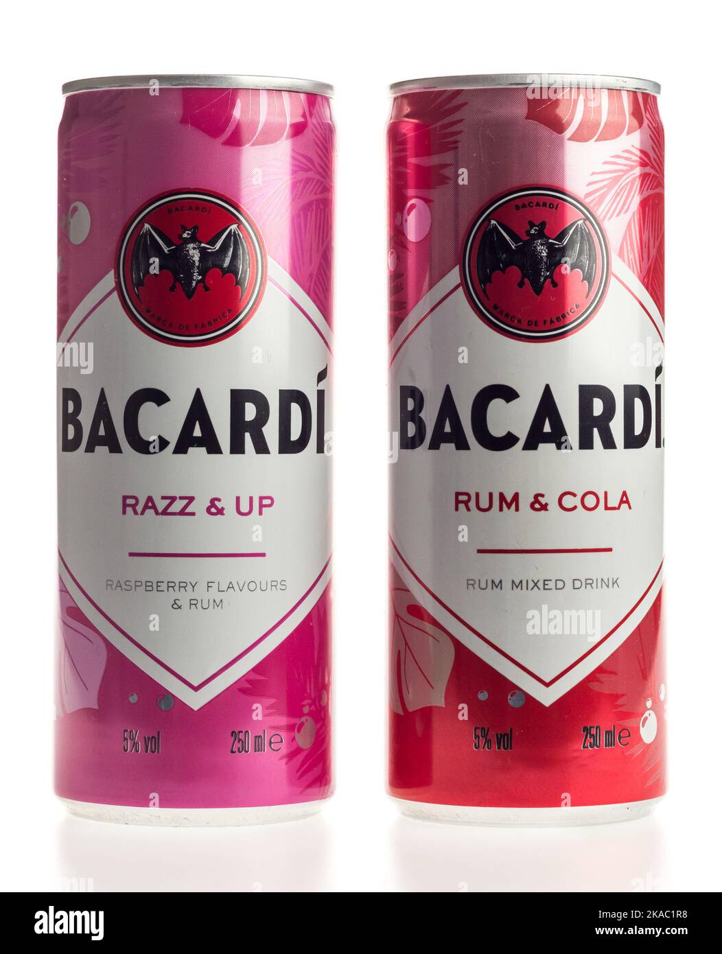 Las latas de Bacardi mezclan bebidas aisladas sobre un fondo blanco Foto de stock