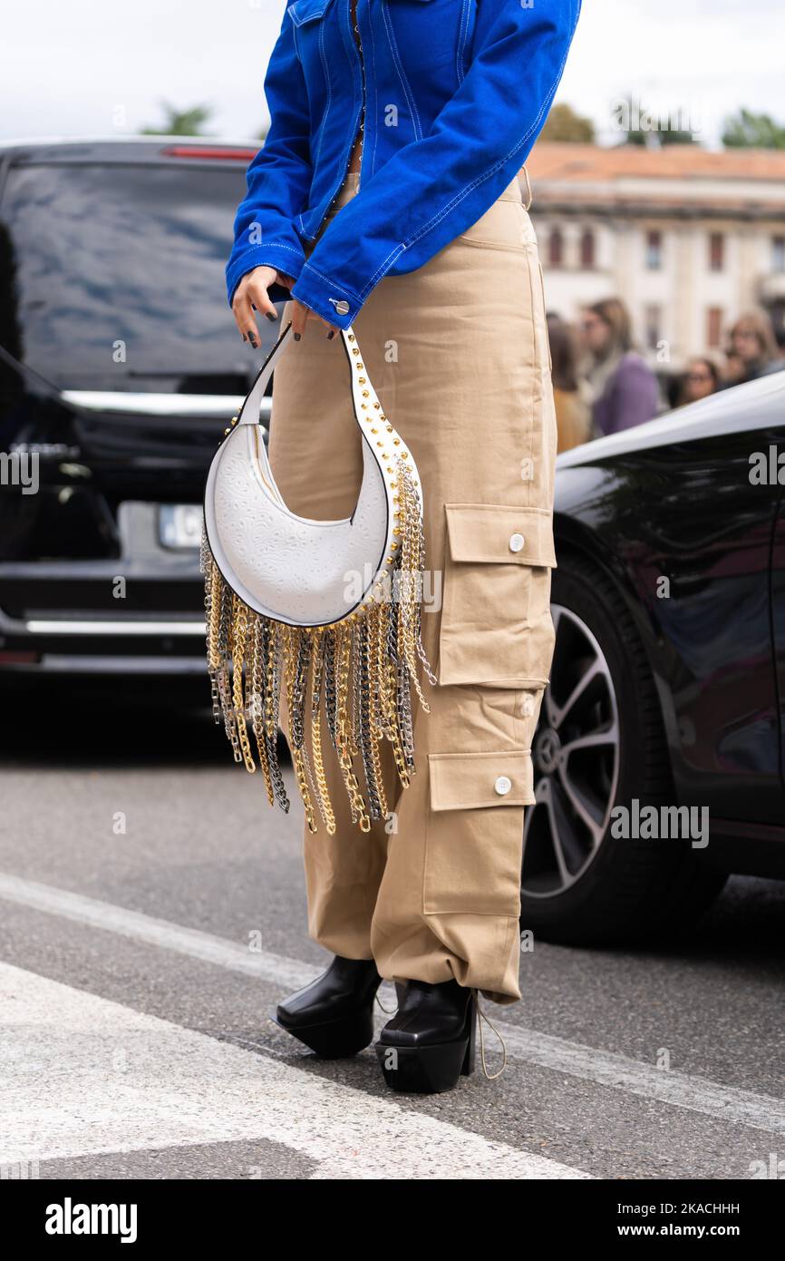 inercia Cha Automáticamente Milán, Italia - Septiembre, 21, 2022: Mujer vestir vaquero azul chaqueta  corta asimétrica, bolsa de cuero con colgante de cadena con volante, beige  Fotografía de stock - Alamy
