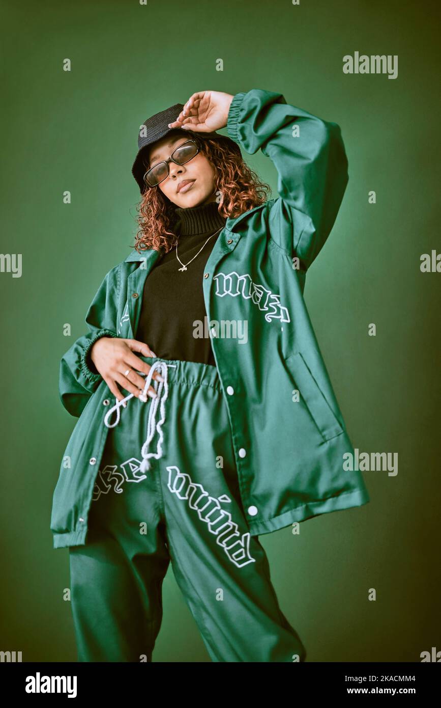 Ropa de moda, estilo y mujer negra con rap verde, gen z o hip hop conjunto  estético para un look fresco, atrevido o moderno. Ropa de marca de diseño  Fotografía de stock -