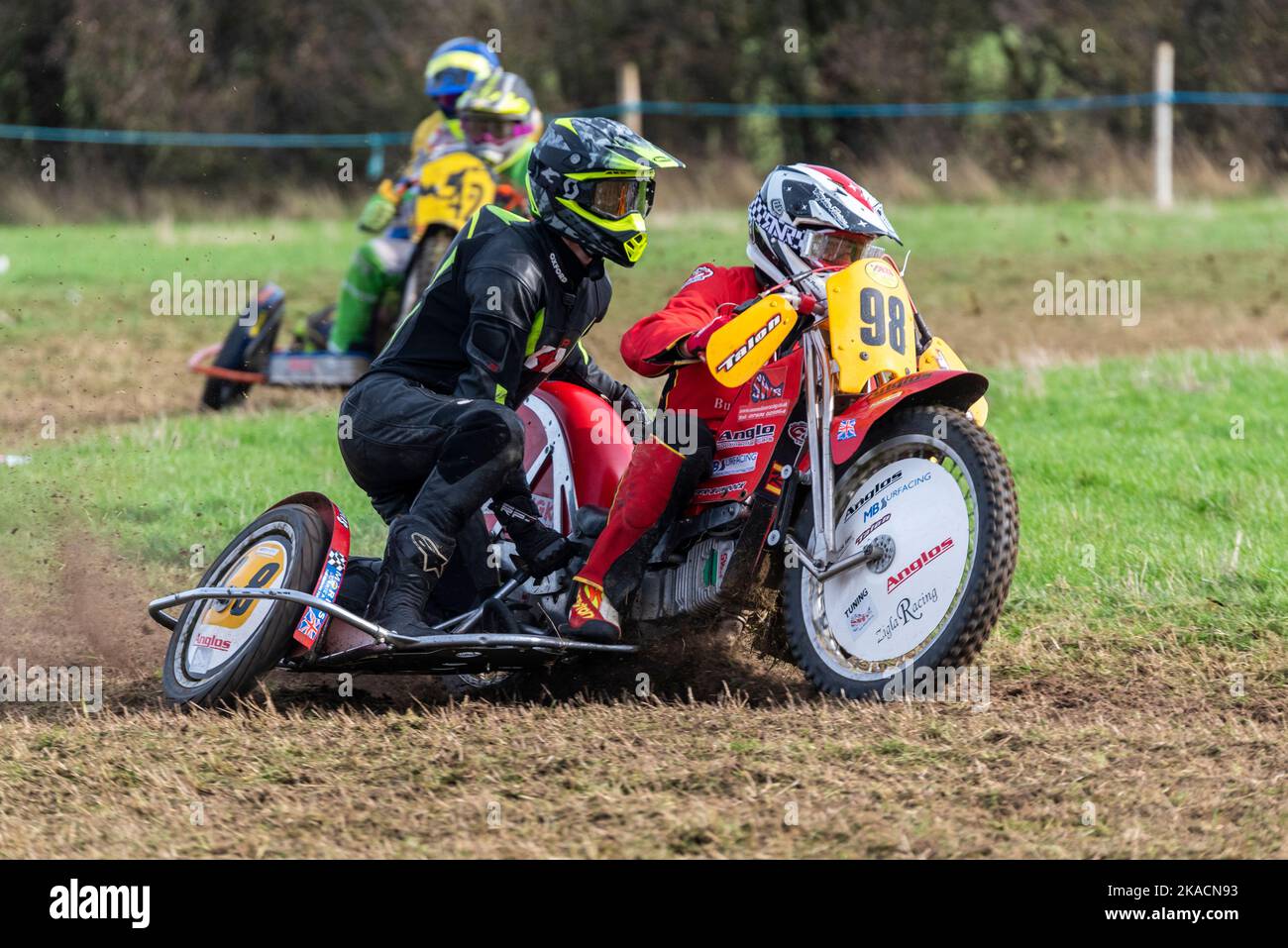 Paul Smith & Toby Vere en una carrera de motocicletas de grasstrack