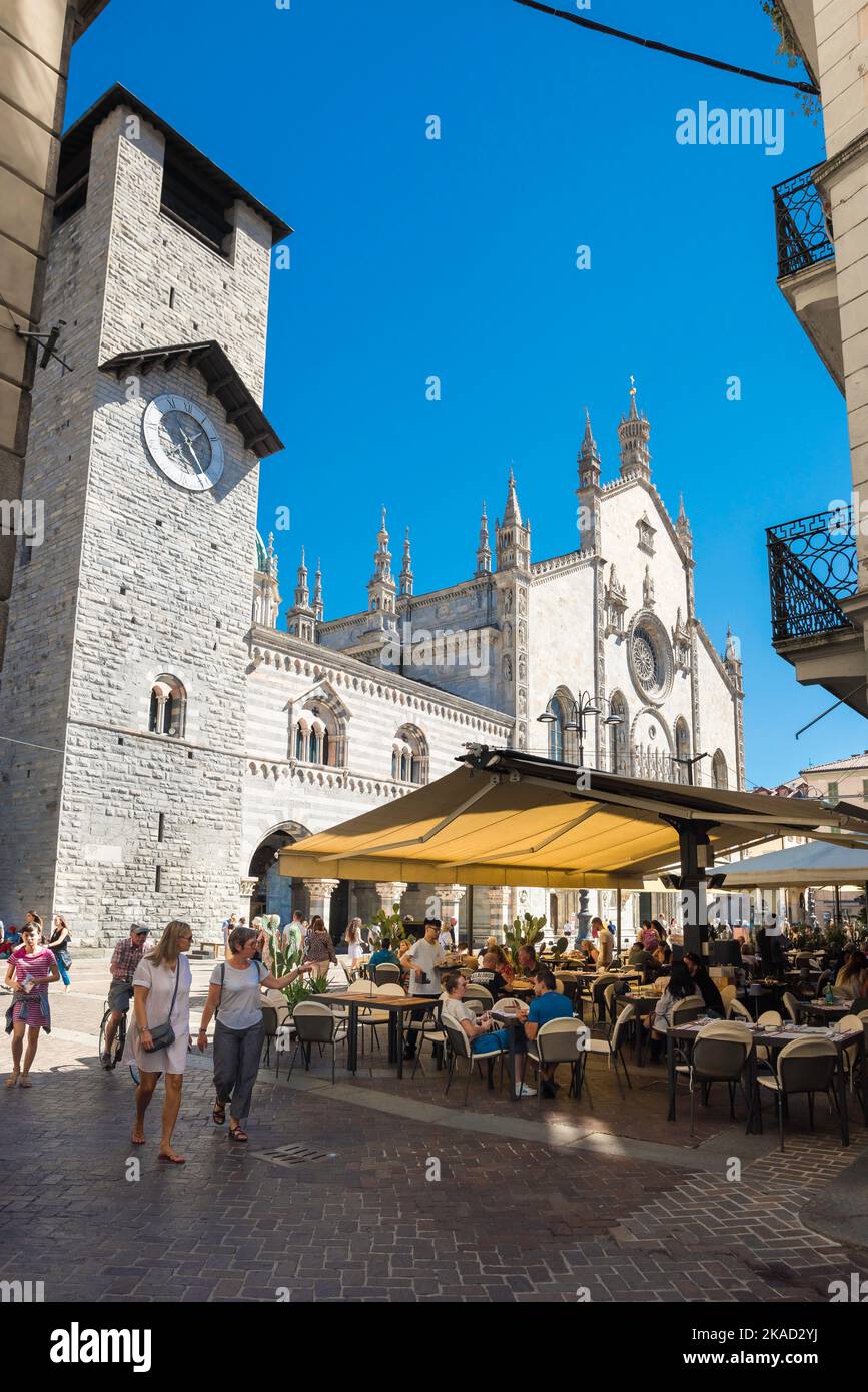 Como piazza, vista en verano de una cafetería en la pintoresca Piazza Duomo que muestra la fachada oeste de la histórica catedral de la ciudad, Como, Lombardía Italia Foto de stock
