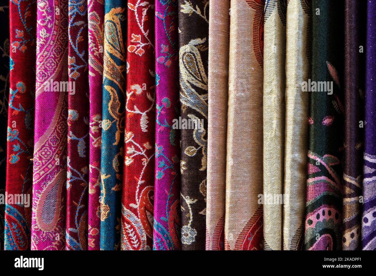Pañuelos de seda multicolor para mujer orientales, turcos e indios hechos a  mano en el escaparate de la tienda para la venta Fotografía de stock - Alamy
